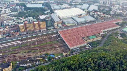 &nbsp;萬板專案中興建的樹林調車場，位於樹林車站以南約2公里處，緊臨縱貫線主線旁，於1997年3月14日啟用，面積14.5公頃，取代原板橋客車場，該基地具有提供東部幹線列車車輛調編、維修、整備及洗車等功能，並引進最先進的站場電子連鎖號誌系統技術及設備，負責東部幹線各級列車的調度及整備業務。