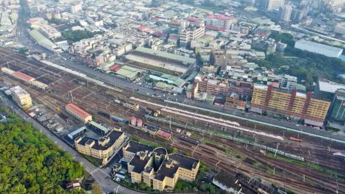 &nbsp;萬板專案中興建的樹林調車場，位於樹林車站以南約2公里處，緊臨縱貫線主線旁，於1997年3月14日啟用，面積14.5公頃，取代原板橋客車場，該基地具有提供東部幹線列車車輛調編、維修、整備及洗車等功能，並引進最先進的站場電子連鎖號誌系統技術及設備，負責東部幹線各級列車的調度及整備業務。
&nbsp;