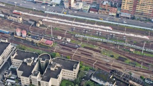 &nbsp;萬板專案中興建的樹林調車場，位於樹林車站以南約2公里處，緊臨縱貫線主線旁，於1997年3月14日啟用，面積14.5公頃，取代原板橋客車場，該基地具有提供東部幹線列車車輛調編、維修、整備及洗車等功能，並引進最先進的站場電子連鎖號誌系統技術及設備，負責東部幹線各級列車的調度及整備業務。