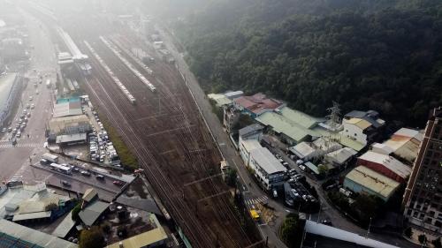 &nbsp;萬板專案中興建的樹林調車場，位於樹林車站以南約2公里處，緊臨縱貫線主線旁，於1997年3月14日啟用，面積14.5公頃，取代原板橋客車場，該基地具有提供東部幹線列車車輛調編、維修、整備及洗車等功能，並引進最先進的站場電子連鎖號誌系統技術及設備，負責東部幹線各級列車的調度及整備業務。
&nbsp;