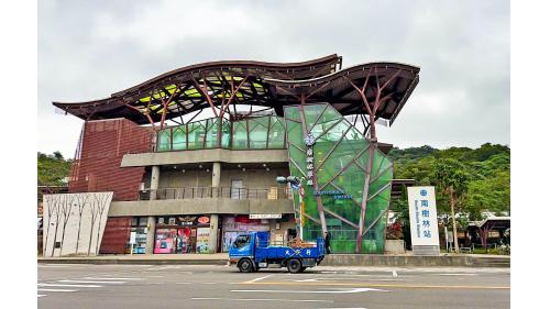 南樹林車站位於新北市樹林區中山路及東興街口。2009年開始動工，於2015年底啟用。本站原本是樹林調車場的外側軌道，樹林調車場內設有員工月台，惟一般民眾無法在此乘車。為因應台鐵捷運化計畫應運而生的一座通勤車站。
&nbsp;