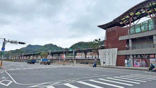 &nbsp;南樹林車站位於新北市樹林區中山路及東興街口。2009年開始動工，於2015年底啟用。本站原本是樹林調車場的外側軌道，樹林調車場內設有員工月台，惟一般民眾無法在此乘車。為因應台鐵捷運化計畫應運而生的一座通勤車站。
&nbsp;