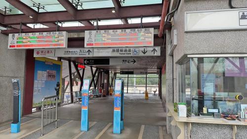 &nbsp;南樹林車站位於新北市樹林區中山路及東興街口。2009年開始動工，於2015年底啟用。本站原本是樹林調車場的外側軌道，樹林調車場內設有員工月台，惟一般民眾無法在此乘車。為因應台鐵捷運化計畫應運而生的一座通勤車站。
&nbsp;