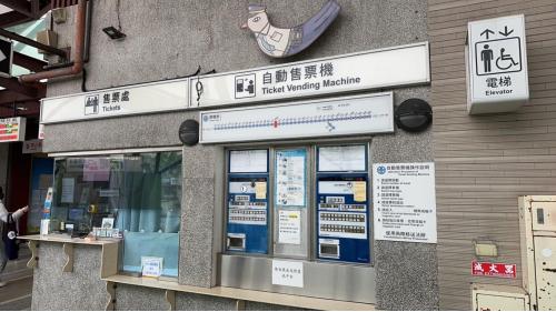 &nbsp;南樹林車站位於新北市樹林區中山路及東興街口。2009年開始動工，於2015年底啟用。本站原本是樹林調車場的外側軌道，樹林調車場內設有員工月台，惟一般民眾無法在此乘車。為因應台鐵捷運化計畫應運而生的一座通勤車站。