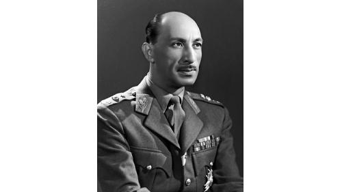 因父親納第爾被刺殺身亡，19歲就登上阿富汗王位，其於1933年至1973年在位的40年間，大力推動改革，創造阿富汗的「黃金時代」。60年代的阿富汗，被稱為「亞洲的瑞士」，首都喀布爾可說是中亞地區璀璨的明珠。