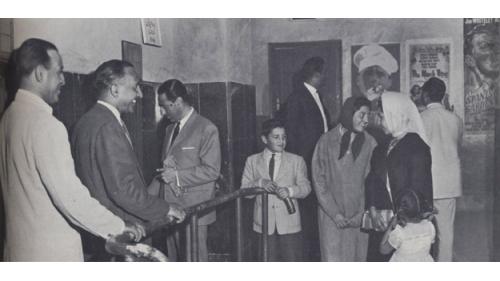 1933年查希爾繼位後大力推動改革，允許婦女接受教育，制定憲法，並大量吸收西方文化。1950年代阿富汗已經出現一片欣欣向榮的景象，60年代的阿富汗，被稱為「亞洲的瑞士」，首都喀布爾可說是中亞地區璀璨的明珠。【圖：1950年阿富汗喀布爾的電影院】