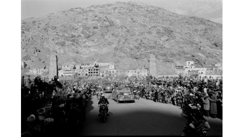 1959年12月9日美國總統艾森豪威爾訪問阿富汗，阿富汗人在喀布爾街道上載歌載舞列隊歡迎，展現國際交流的成果。
&nbsp;