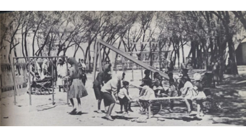 1950 年代阿富汗城市操場上的母親和孩子歡樂景象。
&nbsp;