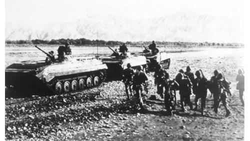 1978年阿富汗民主黨，在蘇聯的支持下，發動另一次政變，並奪取政權，其後左派政府內部，產生強烈的反對與衝突，蘇聯在1979年12月發動侵略，以鞏固親蘇政府，自此開始長達十年的蘇阿戰爭。
&nbsp;