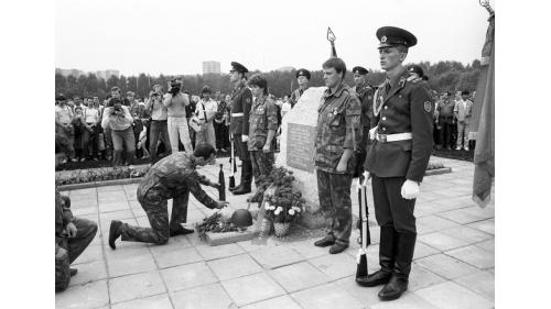 蘇聯在1979年12月發動侵略，以鞏固親蘇政府，自此開始長達十年的蘇阿戰爭，蘇聯在與聖戰者的戰役中，約有15000名蘇聯士兵陣亡，於1989年自阿富汗撤軍。為紀念蘇聯戰士的紀念碑。
&nbsp;