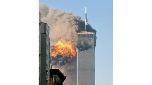 2001年美國受911攻擊後，美國以打擊其藏匿的賓拉登為由，推翻塔利班政權。【圖：被聯合航空175號班機撞擊後的世貿中心二期(南塔)北面】
&nbsp;