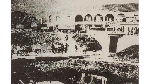 第一代台北車站於1891年完工通車，最初位於大稻埕市街南側（約在今中興院區新大樓的位置），當時稱作「台北火車碼頭」，為一座歐洲式棚式車站。使用至1901年，於1908年拆除【圖：清代臺北火車站票房前景象】
&nbsp;