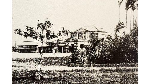 1901年8月25日啓用第二代臺北車站。當時配合淡水線通車及基隆-新竹鐵路改線，於1908年改置新車站，該站具有文藝復興風格，座落於今忠孝西路附近，並於1923年另增建後站作為淡水線的端點，1988年隨淡水線廢止而停用。【圖：日據時代臺北車站】
&nbsp;