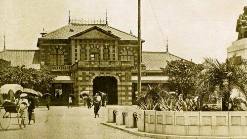 第二代台北車站於1901年啓用，位於北門町(今館前路)，為一座文藝復興風格的建築，當時稱為「台北停車場」。1923年於車站內軌道區北側，興建一棟規模較小的木造後火車站，取代同日停用的北門停車場成為淡水線的新起訖站。【圖：日據時代臺北車站】
&nbsp;
