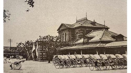 1901年8月25日啓用第二代臺北車站。當時配合淡水線通車及基隆-新竹鐵路改線，於1908年改置新車站，該站具有文藝復興風格，座落於今忠孝西路附近，並於1923年另增建後站作為淡水線的端點，1988年隨淡水線廢止而停用。【圖/日據時代臺北車站】
&nbsp;