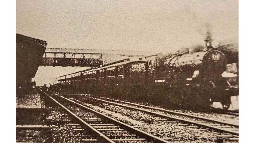 1901年8月25日啓用第二代臺北車站。當時配合淡水線通車及基隆-新竹鐵路改線，於1908年改置新車站，該站具有文藝復興風格，座落於今忠孝西路附近，並於1923年另增建後站作為淡水線的端點，1988年隨淡水線廢止而停用。【圖：日據時代臺北車站天橋】