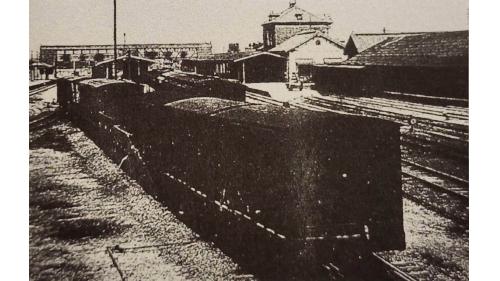 1901年8月25日啓用第二代臺北車站。當時配合淡水線通車及基隆-新竹鐵路改線，於1908年改置新車站，該站具有文藝復興風格，座落於今忠孝西路附近，並於1923年於車站內軌道區北側，興建一棟規模較小的木造後火車站，取代同日停用的北門停車場成為淡水線的新起訖站作為淡水線的端點，1988年隨淡水線廢止而停用。【圖：日據時代臺北車站場內】
&nbsp;