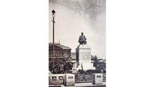 1901年8月25日啓用第二代臺北車站。當時配合淡水線通車及基隆-新竹鐵路改線，於1908年改置新車站，該站具有文藝復興風格，座落於今忠孝西路附近，並於1923年另增建後站作為淡水線的端點，1988年隨淡水線廢止而停用。【圖：日據時代臺北車站前長谷川技師銅像】
&nbsp;