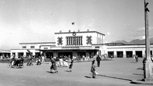 第三代台北車站於1939年在原地改建，於1941年完成，為一座現代主義風格的方塊型水泥建築，當時稱為「台北驛」。昔日長途客運的台北總站即位於台北車站兩側，第三代車站也成為台北地區重要地標。
&nbsp;