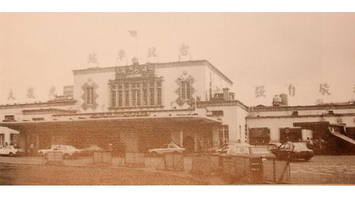 第三代台北車站於1939年在原地改建，於1941年完成，為一座現代主義風格的方塊型水泥建築，當時稱為「台北驛」。昔日長途客運的台北總站即位於台北車站兩側，第三代車站也成為台北地區重要地標。
&nbsp;
&nbsp;
&nbsp;