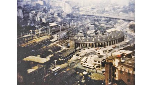 1980年「台北市區鐡路地下化專案」正式啓動，第三代車站將面臨拆除的命運，其東側的扇形機車庫也將一併走入歷史。【圖：昔日地下化前臺北車站東側之扇形機車庫】