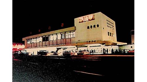 1985年在第三代車站西側興建臨時車站作為過渡時期之用，直至2000年才拆除臨時車站。