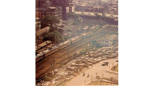 鐵路地下化前ＤＭＵ列車即時通過復興陸橋（原臺北車站東側）
&nbsp;