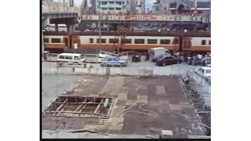 施工全程必須維持鐵路正常營運，故對鄰近民房必須做好安全防護，施工周遭道路透過引進覆蓋鈑工法，以維持交通順暢。
&nbsp;