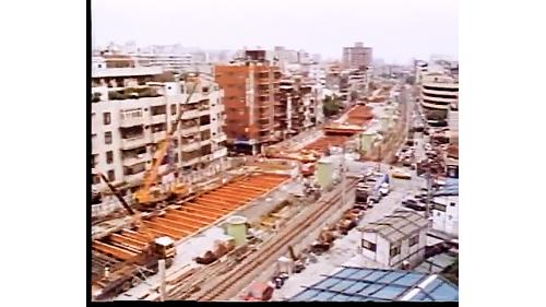 鐵路道地下化隧道坡度緩和，總長度不長屬淺埋式。隧道斷面又因號誌電車線懸吊等機械設施變化較多，採明挖覆蓋工法施築。
&nbsp;