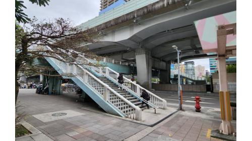 台北車站北3門出口前的天橋，連接承德路，可通往臺北轉運站。