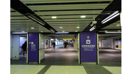 台北車站北3門連接地下一樓桃園機場捷運線連通道。