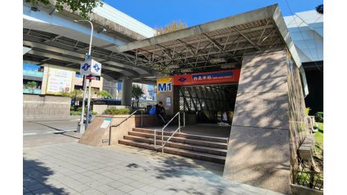 台北車站M1出入口，連通台鐵、高鐵及台北地下街。
&nbsp;