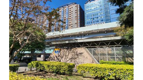 台北車站M1出入口，連通台鐵、高鐵及台北地下街。
&nbsp;