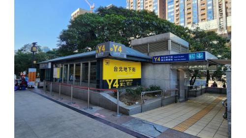 台北車站Y4出口，連通台鐵、高鐵及台北地下街。
&nbsp;