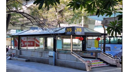 台北車站Y6出口，通台北地下街。
&nbsp;