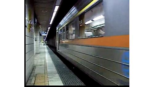 地下第二層台鐵月台層，有四座，寬9公尺、長330公尺、島式月台及九條股道。