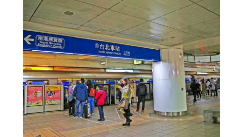 台北車站地下三樓捷運板南線月台。
&nbsp;