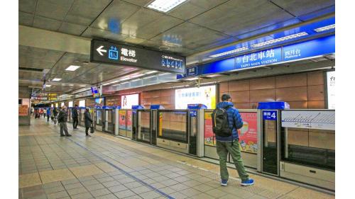 台北車站地下三樓捷運板南線月台。
&nbsp;