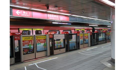 台北車站地下四樓捷運淡水線月台。
&nbsp;