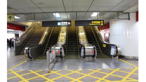 台北車站捷運淡水線月台往捷運板南線手扶梯。
&nbsp;