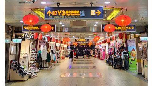 台北車站M1出口，連通台鐵、高鐵及中山地下街。
&nbsp;