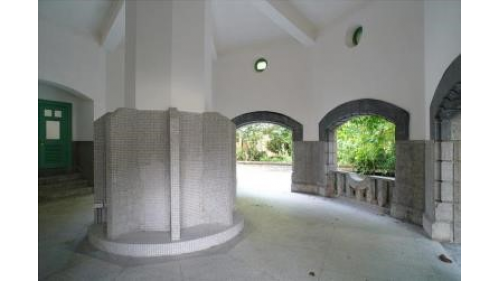 國定古蹟鐵道部八角樓男廁。建於1919年，為磚造一層樓歷史主義風格建築，因職員以男性為主，因此只設置男廁。屋頂砌石板瓦，主結構為鋼筋混凝土中空八角柱，上方為通風口，和外牆間由八根鋼筋混凝土樑相連接，宛如一把撐開的傘，八個小便斗圍繞在八角柱周圍，有門便所則分佈於八角形的的兩個邊，每個邊有兩間共四間，便所後方配置便於清除的戶外化糞池。外牆以洗石子、牆面分割線來表現仿石砌的古典風格。