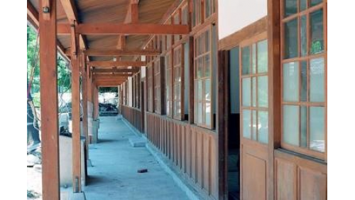 國定古蹟鐵道部工務室。興建年代應為1934年臺北工場遷出後，為洋式風格木造單層木造建築，長約44公尺，立面開窗佔牆面八成，強調室內採光。最早為工務課庶務係及改良課長室，其後歷經三次以上隔間牆增改建，最下端為鋪設防蟻混凝土地基、中間為雨淋板及灰泥牆體與門窗開口，屋頂形式為四坡水，鋪設棧瓦。
&nbsp;