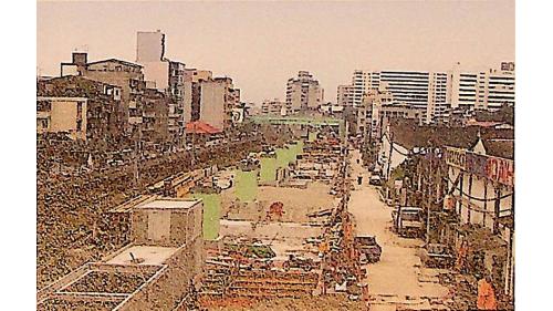 松山專案】西起華山隧道，往東延伸至松山虎林街的平交道，全長5.3公里，自民國1989年10月20日動工，其中南隧道在1992年8月3日完工，北隧道則於1994年6月18日啓用。將原來騰空的土地，將金山南路與光復南路間2.7公里的鐵道上方配合鄭州路改建平面道路，並以高架方式新建臺北市第一座東西向快速道路-市民大道，1997年9月7日通車。【圖/松山專案隧道與市民快速道路高架工程共構施工】