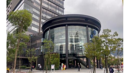 松山車站主體為一座地上17層、地下3層之建築，是臺鐵縱貫線、臺北捷運松山新店線的地下化鐵路車站。
&nbsp;