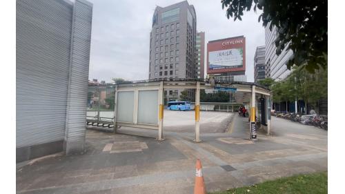 松山火車站旁之松山公車站。