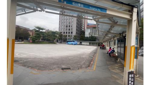 松山火車站旁之松山公車站。