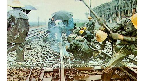 長焊鋼軌可消除鋼軌接頭弱點、降低維修次數，車輛行駛更平穩、安靜。