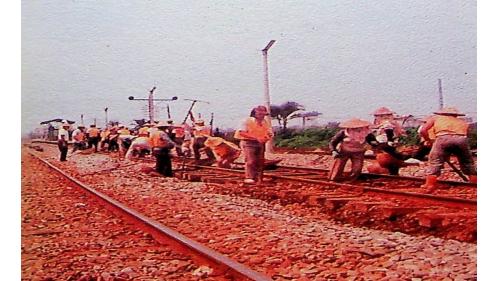 以防止枕木移動及無縫軌道在冷縮熱脹時可能產生軌道挫屈的問題。