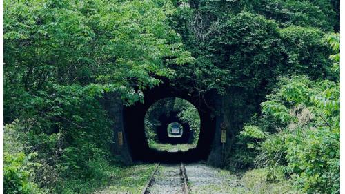 為裝設電車線需要，在隧道高度無法變動的情況下，將15座隧道之軌道向下埋設。